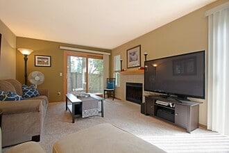 13320 NE 137th Pl in Kirkland, WA - Foto de edificio - Building Photo