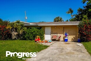 8910 Cypress Lake Dr in Ft. Myers, FL - Building Photo