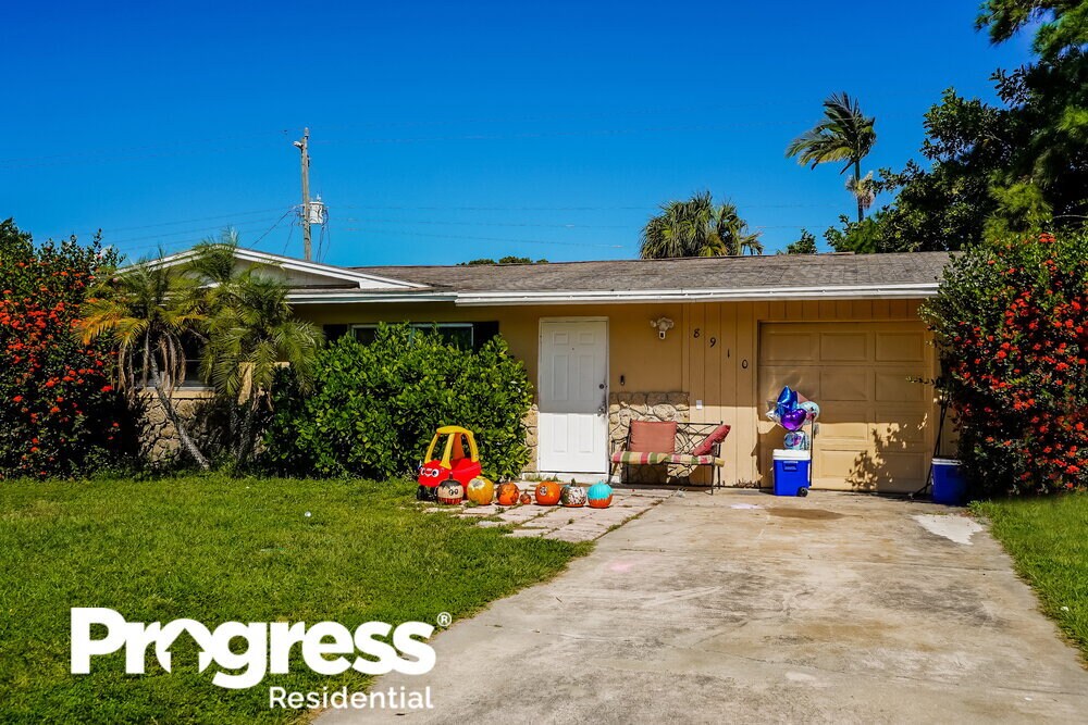 8910 Cypress Lake Dr in Ft. Myers, FL - Building Photo