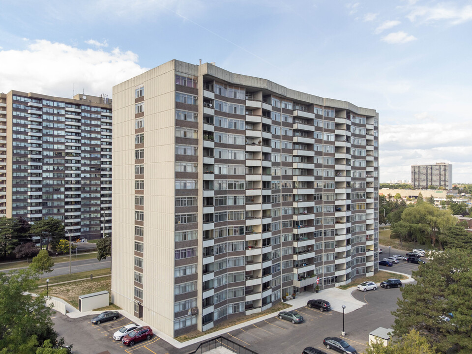 100 Sprucewood Ct in Toronto, ON - Building Photo