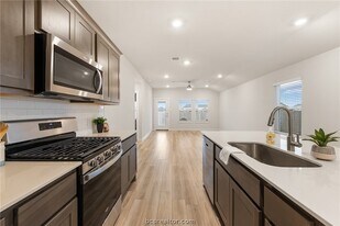 918 Kickapoo Ln in College Station, TX - Building Photo