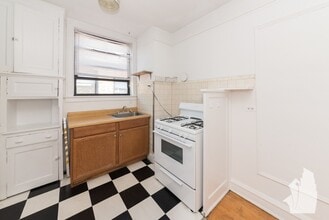 1946 W Wilson Ave, Unit 1P in Chicago, IL - Building Photo - Building Photo
