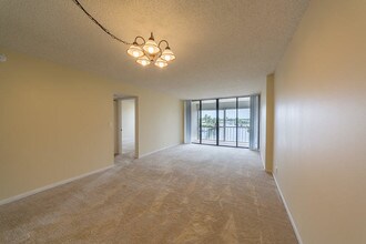 15 Royal Palm Way-Unit -4020 in Boca Raton, FL - Building Photo - Building Photo