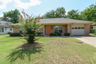 1205 Monroe St in Commerce, TX - Building Photo - Building Photo