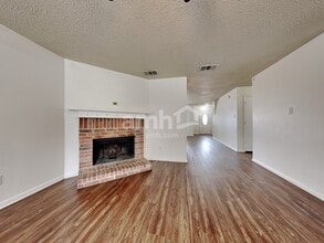 5205 Bedfordshire Dr in Fort Worth, TX - Foto de edificio - Building Photo