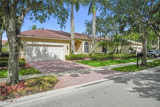 3740 Oak Ridge Cir in Weston, FL - Foto de edificio - Building Photo