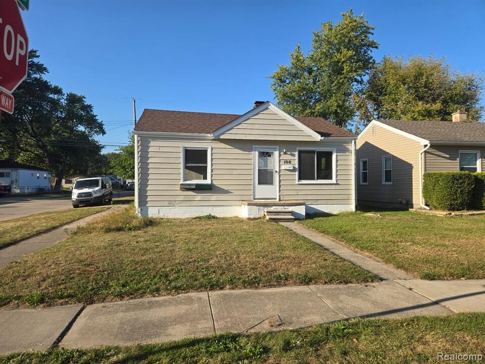 108 W Kalama Ave in Madison Heights, MI - Building Photo