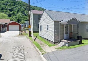 124 1/2 Maple St in Smithers, WV - Building Photo