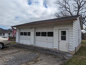 16117 E High St in Middlefield, OH - Building Photo - Building Photo