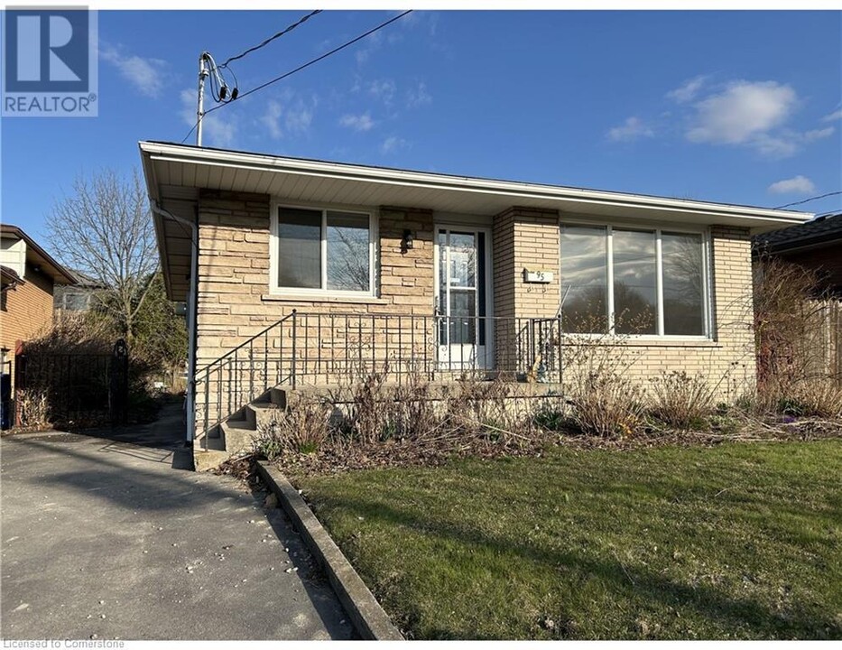 95 Burrwood Dr in Hamilton, ON - Building Photo