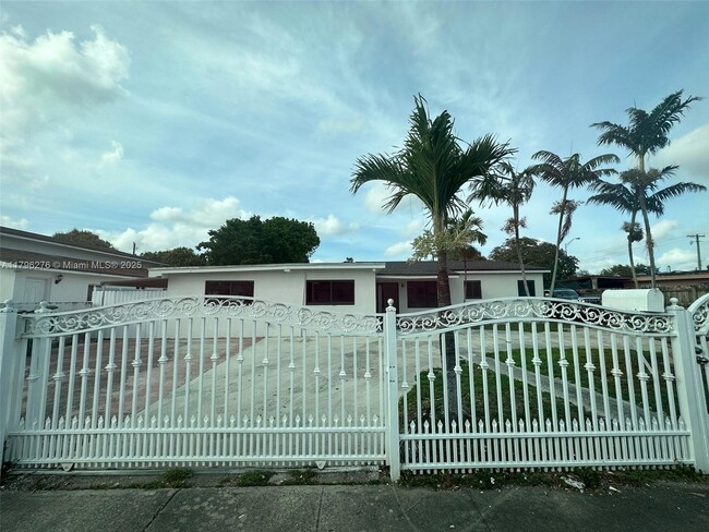 215 W 44th St in Hialeah, FL - Building Photo - Building Photo