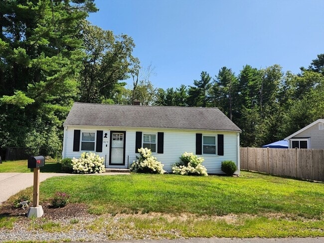 429 Forest St in Rockland, MA - Building Photo - Building Photo