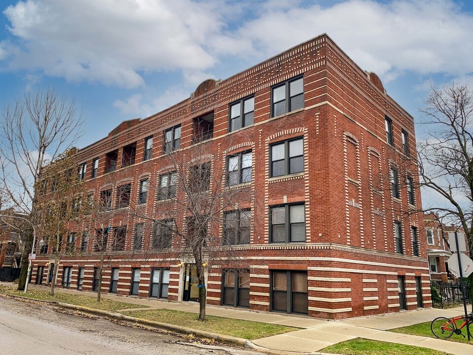 3915 W Altgeld St in Chicago, IL - Building Photo