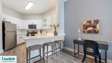 810 W St Johns Ave in Austin, TX - Foto de edificio - Building Photo