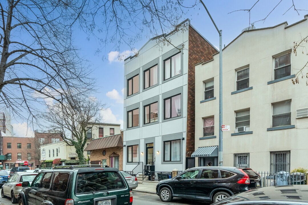 320 Eckford St in Brooklyn, NY - Building Photo