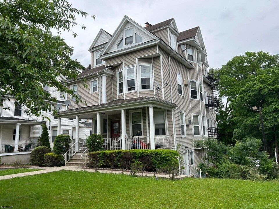 43 S Willow St in Montclair, NJ - Building Photo