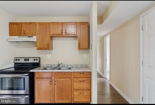 5832 Riverside Dr in Woodbridge, VA - Building Photo
