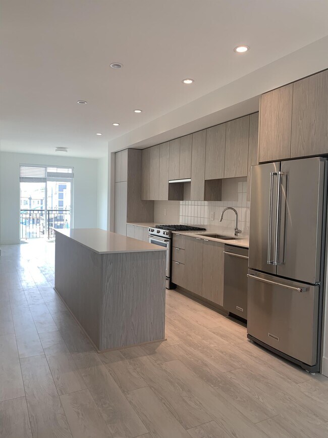 2075 Oak Meadows Dr in Surrey, BC - Building Photo - Building Photo