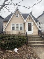 34 Sunset St, Unit Upper in Buffalo, NY - Building Photo