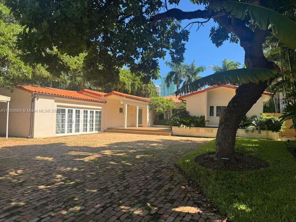 6015 Pine Tree Dr in Miami, FL - Building Photo