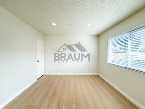 14801 Delano St, Unit 9 in Los Angeles, CA - Foto de edificio - Building Photo