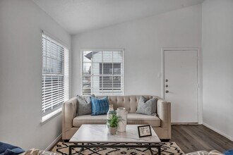 1735 Rutland Dr, Unit 130 in Austin, TX - Foto de edificio - Building Photo