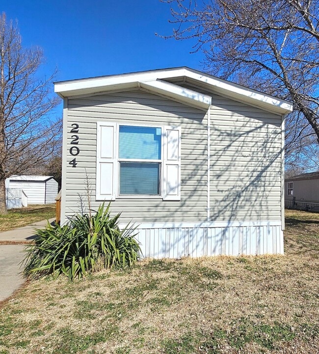 2204 E Lockwood St in Wichita, KS - Building Photo - Building Photo