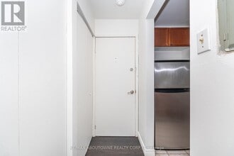2144 Lilnan Ct in Burlington, ON - Building Photo - Building Photo