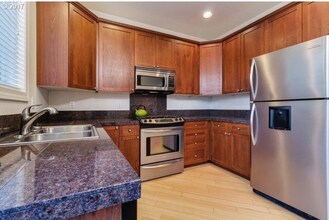 9041 SW Rystadt Ln in Portland, OR - Foto de edificio - Building Photo