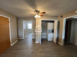 6107 W 25th St, Unit 2 in Indianapolis, IN - Foto de edificio - Building Photo