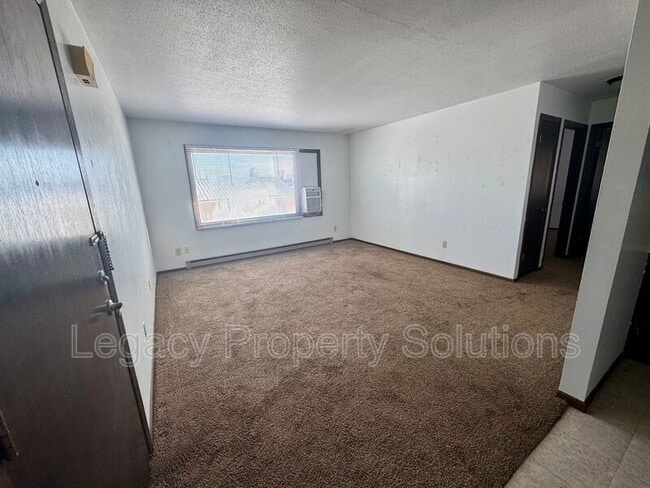 206 1st St in Underwood, ND - Building Photo - Building Photo