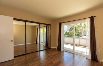 2135 E Valley Pkwy in Escondido, CA - Building Photo - Building Photo