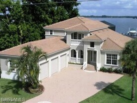 4463 E Riverside Dr in Ft. Myers, FL - Building Photo