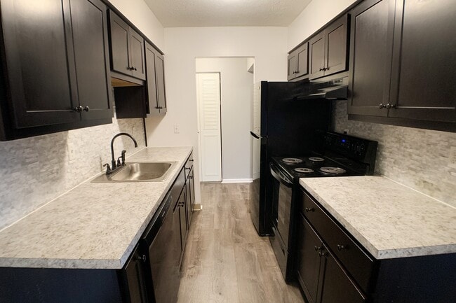 Crown Pointe Apartments in Covington, KY - Building Photo - Building Photo