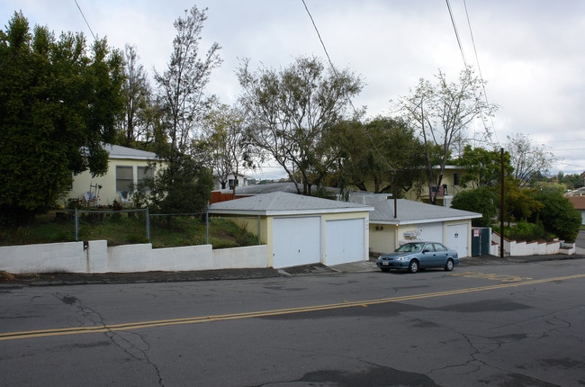 301-325 W Elder St in Fallbrook, CA - Building Photo - Building Photo