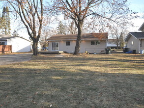 70 Rolling Ridge Ln in Lindenhurst, IL - Building Photo - Building Photo