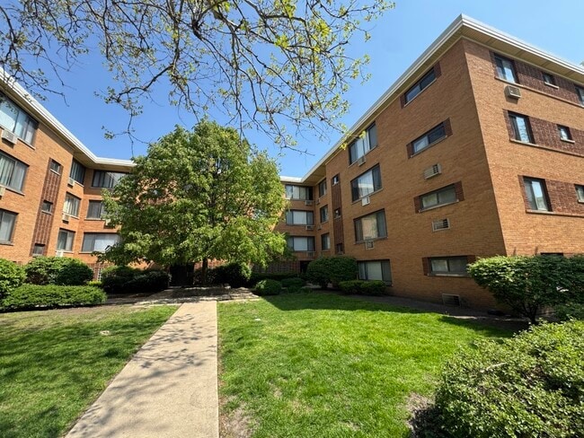 property at 2704 W Lunt Ave