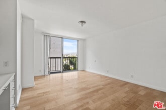 10747 Wilshire Blvd in Los Angeles, CA - Building Photo - Building Photo