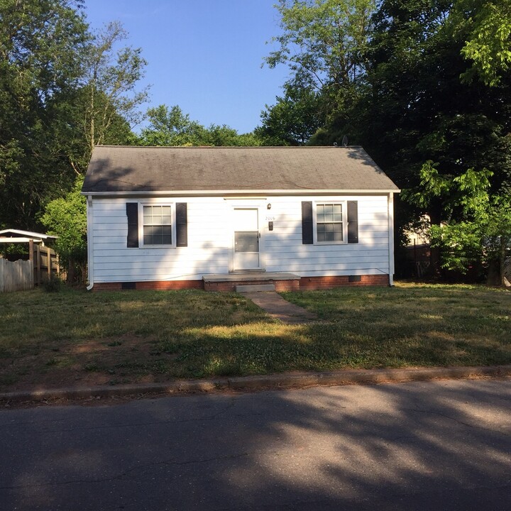 2008 Hoover St in Winston-Salem, NC - Building Photo