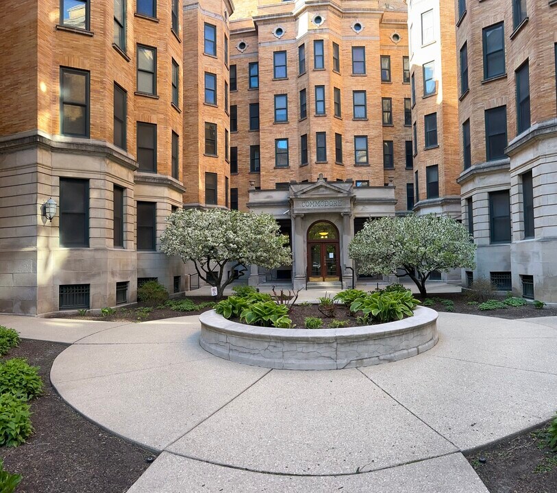 550 W Surf St in Chicago, IL - Building Photo