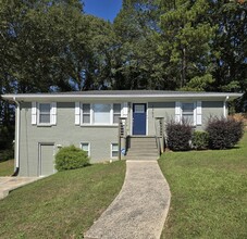 2353 Larchwood Rd SW in Atlanta, GA - Building Photo - Building Photo