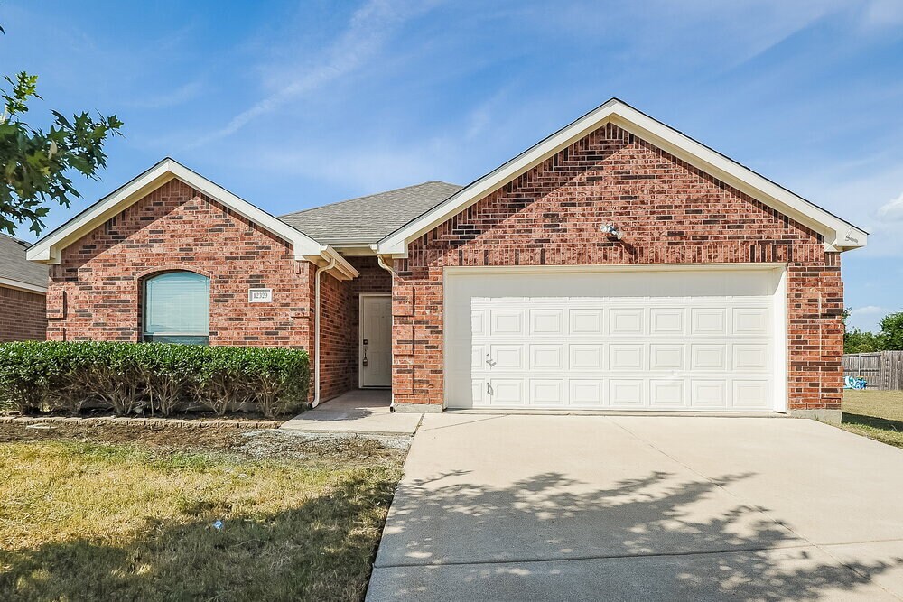 12329 Hunters Cabin Ct in Burleson, TX - Building Photo