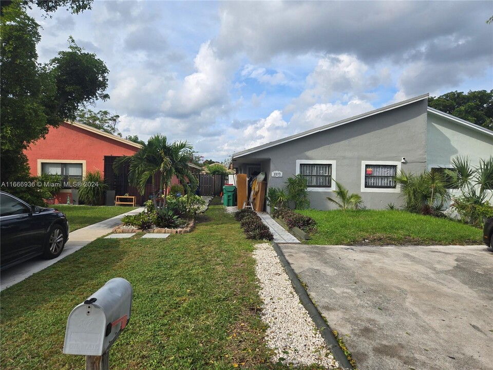 3577 NW 187th St in Miami Gardens, FL - Building Photo