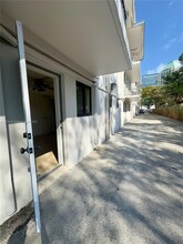 3242 Mary St, Unit S115 in Miami, FL - Foto de edificio - Building Photo