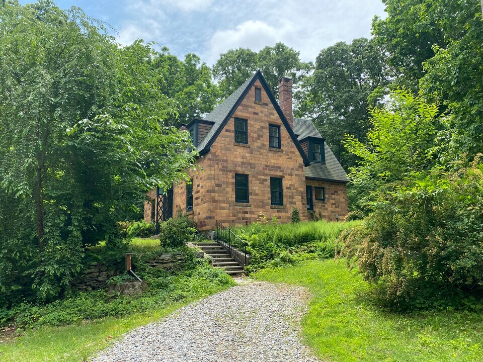 17 Pratt St in Chester, CT - Building Photo