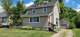 833 Lawrence Ave in Girard, OH - Building Photo