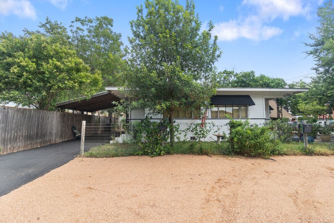 115 May St in San Antonio, TX - Building Photo