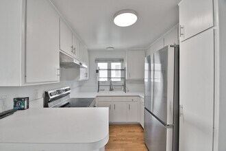 127 15th Pl in Manhattan Beach, CA - Building Photo - Building Photo