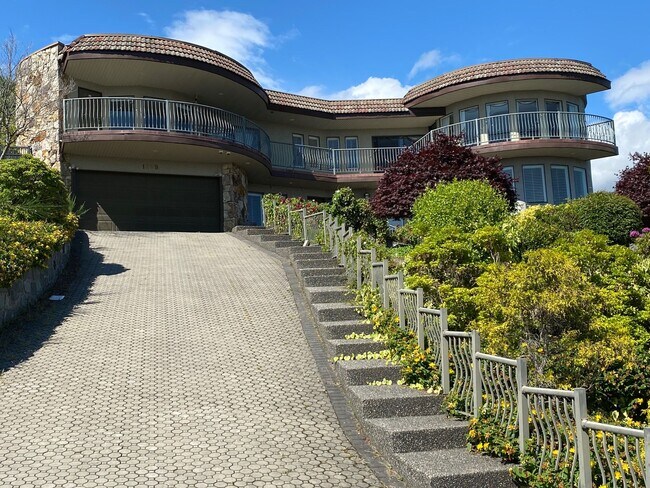 1359 Whitby Rd in West Vancouver, BC - Building Photo - Building Photo
