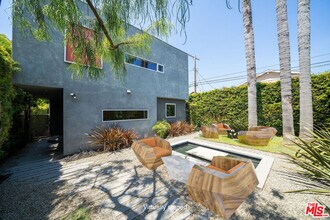 929 Dickson St in Los Angeles, CA - Building Photo - Building Photo